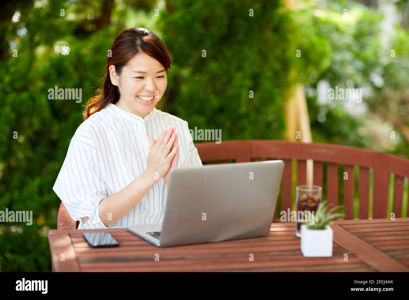 Japanese woman clapping hands hi-res stock photography and images - Alamy