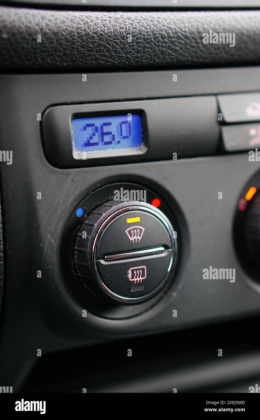 Car temperature degrees hires stock photography and images Alamy