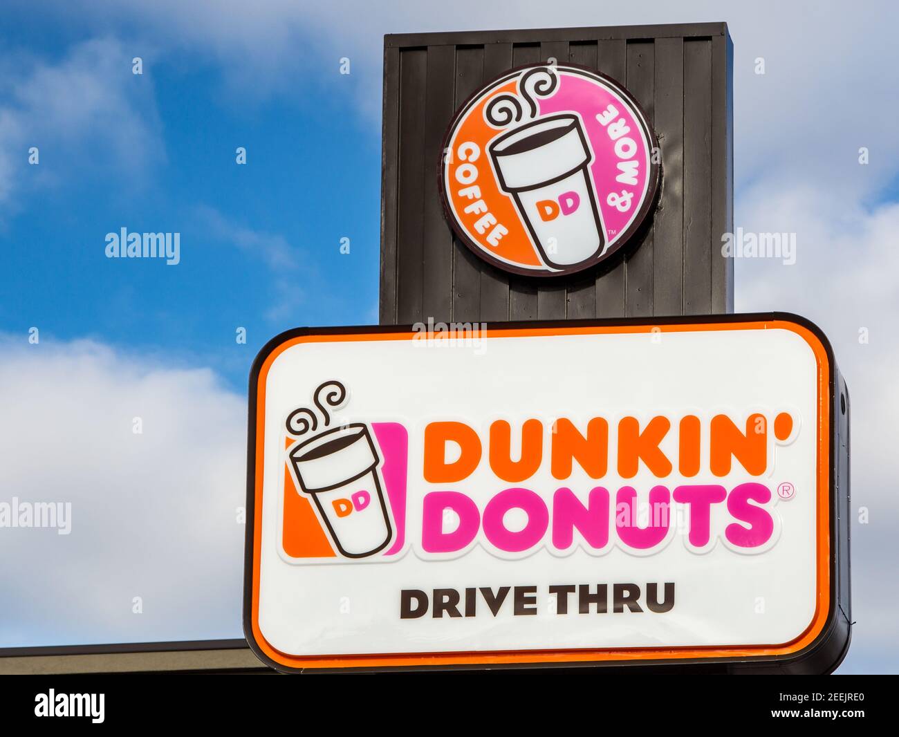 ST. PAUL, MN/USA - JANUARY 1, 2017: Dunkin' Donuts restauraunt exterior. Dunkin' Donuts is a doughnut company and coffeehouse chain. Stock Photo