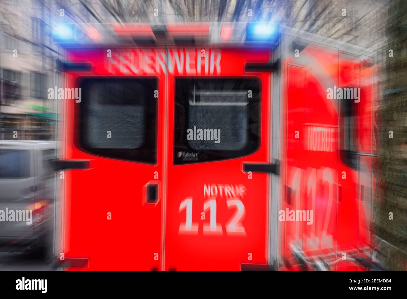 Notarzt Rettungswagen der Berliner Feuerwehr, Einsatzfahrt mit Blaulicht, Blaulicht und Matinshorn, Ambulanz, Kurfuerstendamm, Wilmersdorf Stock Photo