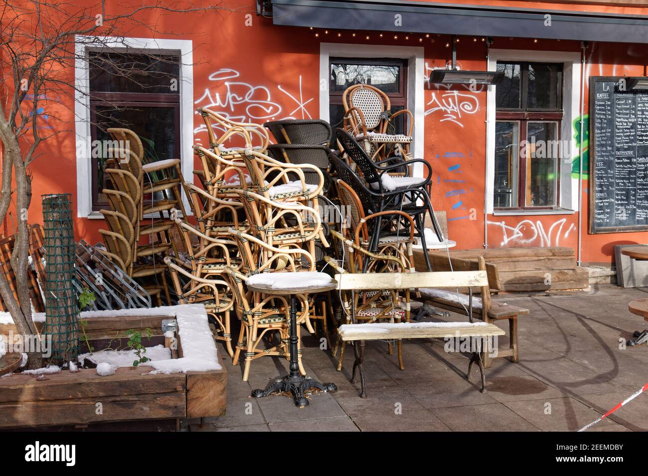 Lockdown während der Corona-Pandemie, geschlossenes  Cafe am Paul-Linke-Ufer in Kreuzberg, Berlin Stock Photo