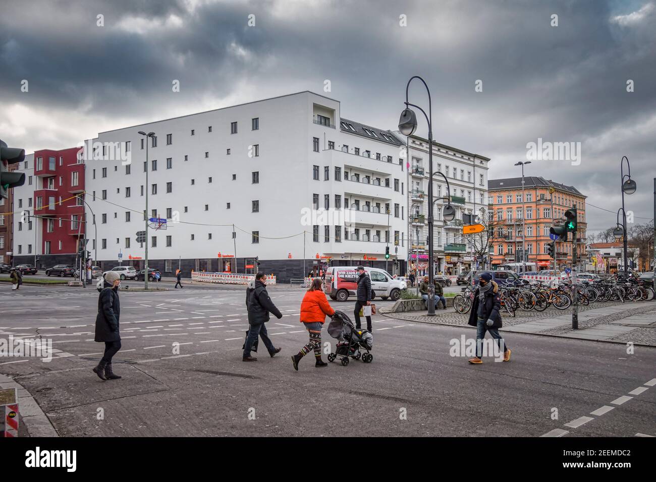 Saniertes Wohn und Geschaeftshaus gegenueber von Karstadt am Hermannplatz in der Hasenheide. Nach jahrelangem Leerstand sind alle Wohnungen und Gewerb Stock Photo