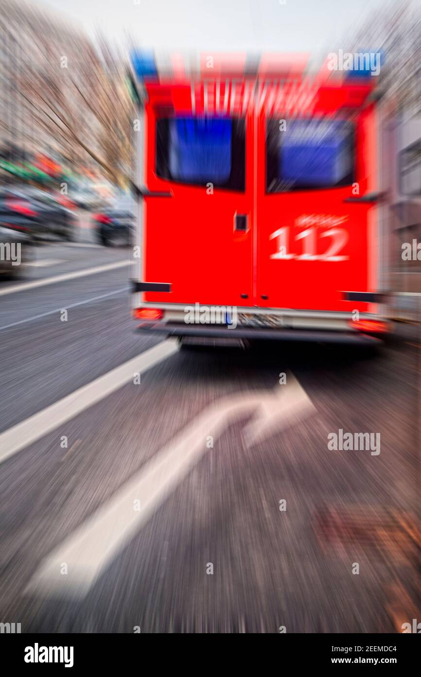 Notarzt Rettungswagen der Berliner Feuerwehr, Einsatzfahrt mit Blaulicht, Blaulicht und Matinshorn, Ambulanz, Kurfuerstendamm, Wilmersdorf Stock Photo