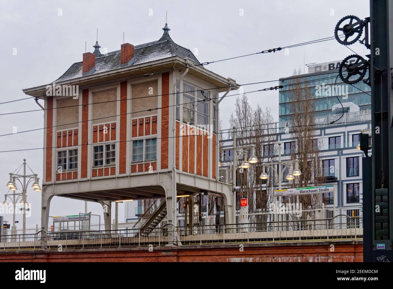 U-Bahnhof Warschauer Strasse, bei Tagesllicht beleuchteter Bahnsteig, Energieverschwendung, BVG, Berlin-Friedrichshain, Deutschland, Stock Photo