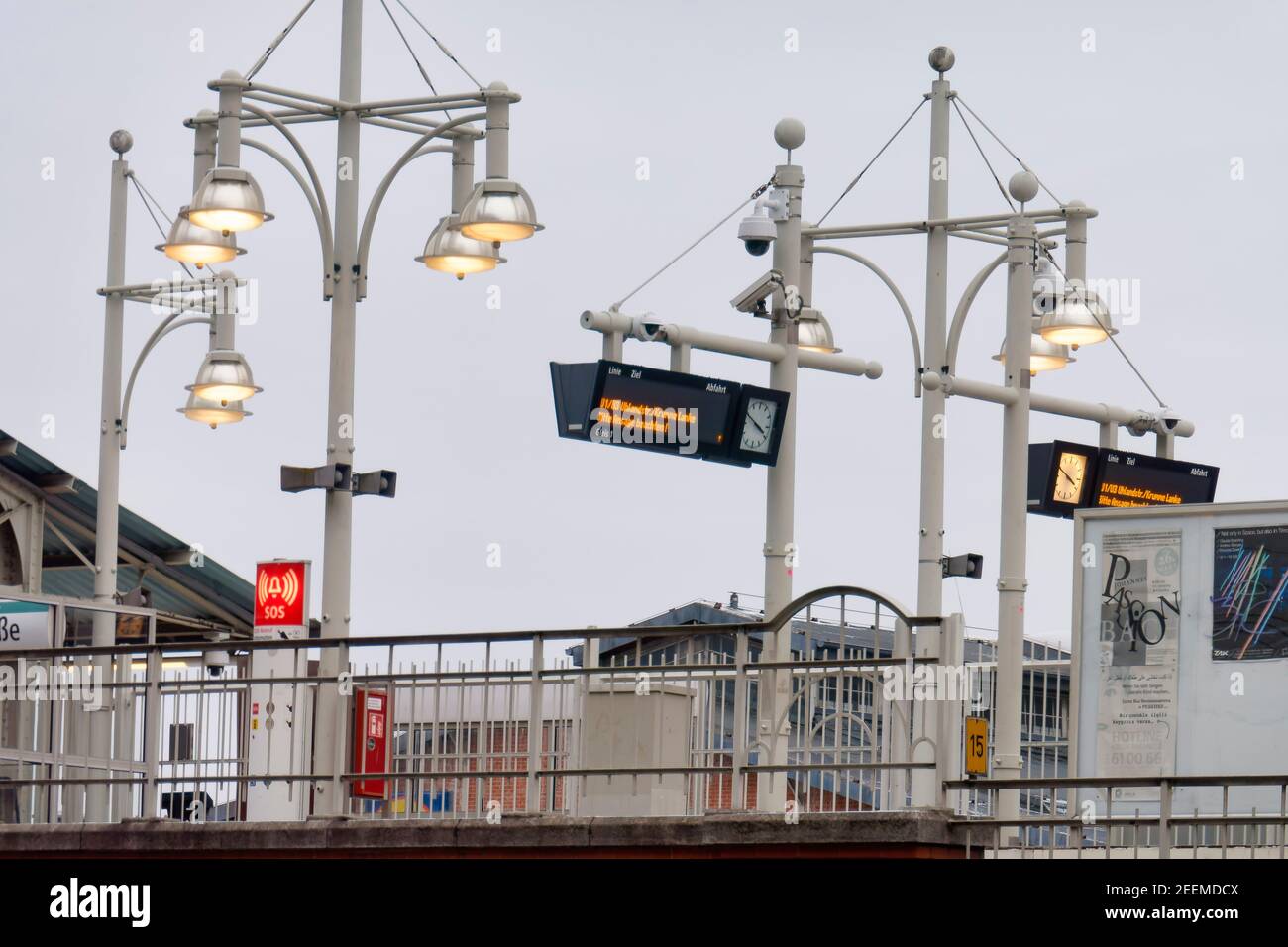 U-Bahnhof Warschauer Strasse, bei Tagesllicht beleuchteter Bahnsteig, Energieverschwendung, BVG, Berlin-Friedrichshain, Deutschland, Stock Photo