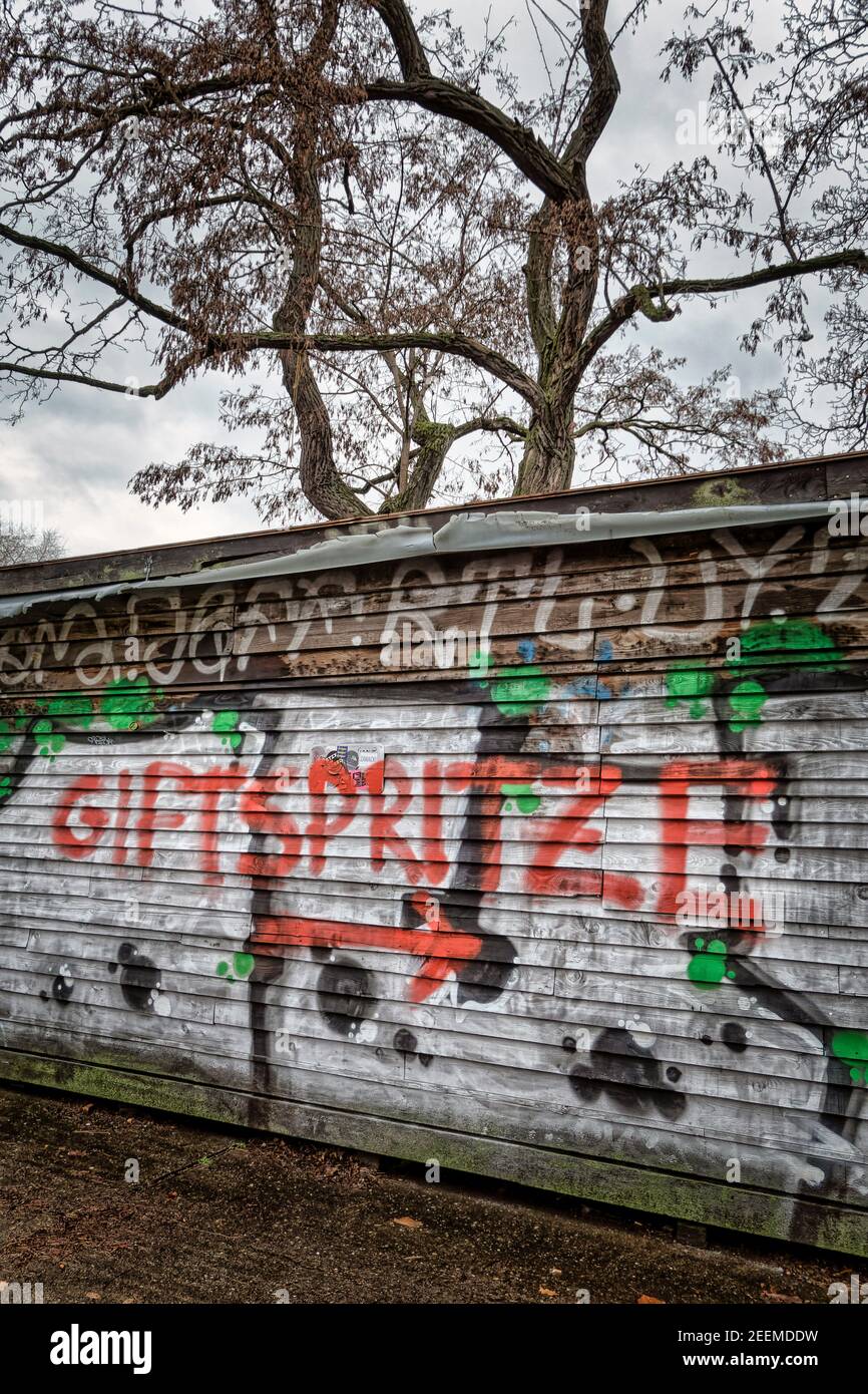 Graffiti von Corona Impfgegnern auf dem Gelände vor dem Impfzentrum in der Arena in Berlin Treptow, Schriftzug Giftspritze, Berlin Stock Photo