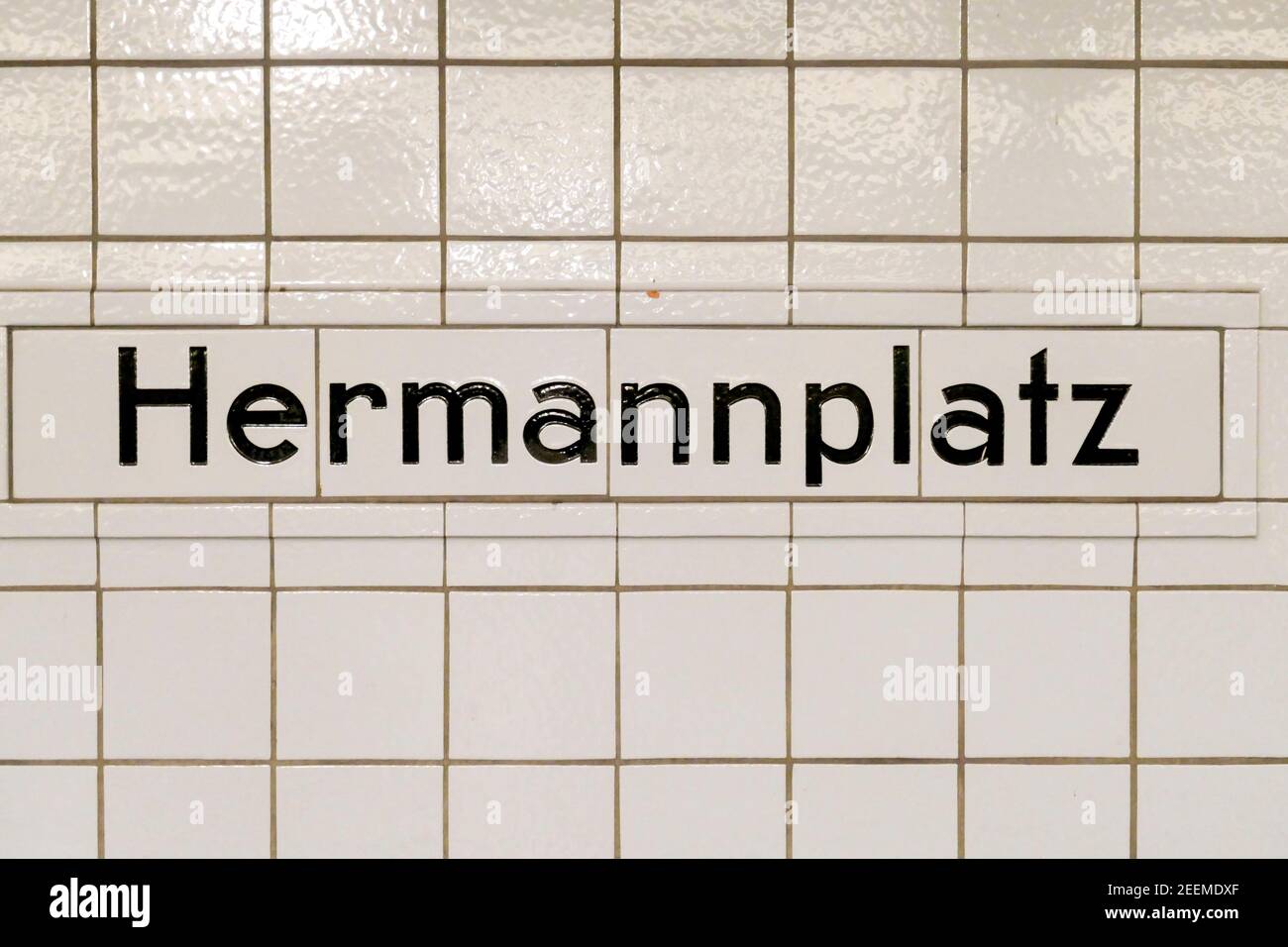 U-Bahn Station Hermannplatz, Schriftzug HERMANNPLATZ, Bahnsteig, BVG, oeffentlicher Nahverkehr, Berlin Stock Photo