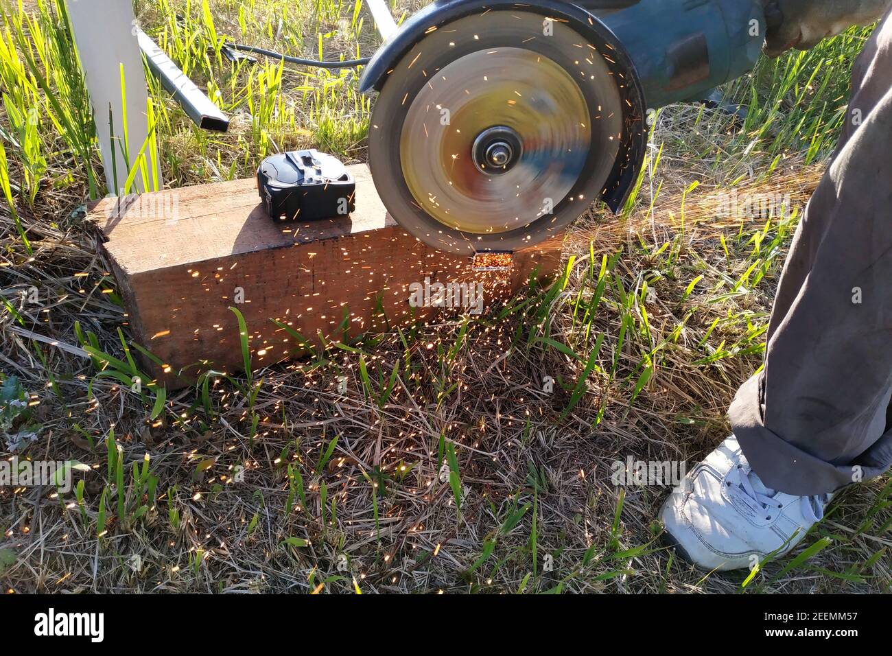 Cutting bricks with an angle grinder 
