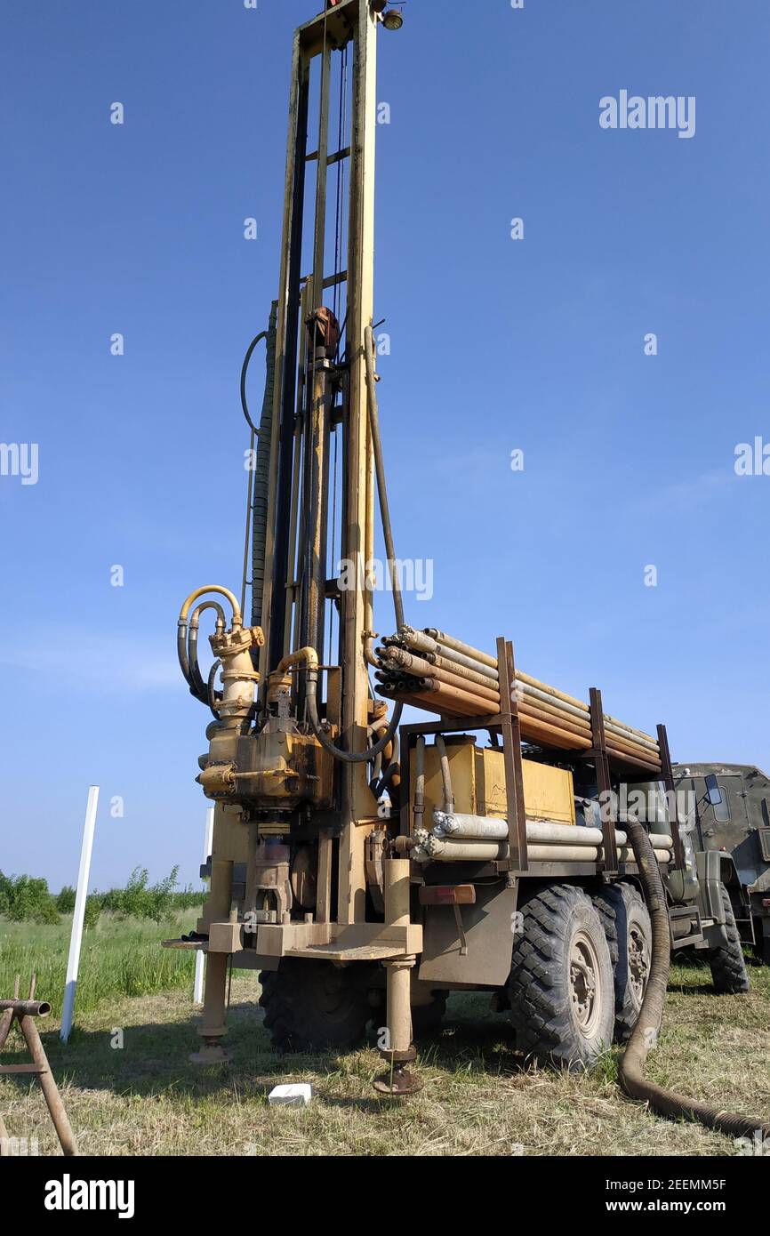Machine for drilling wells for water, drilling a well in the garden