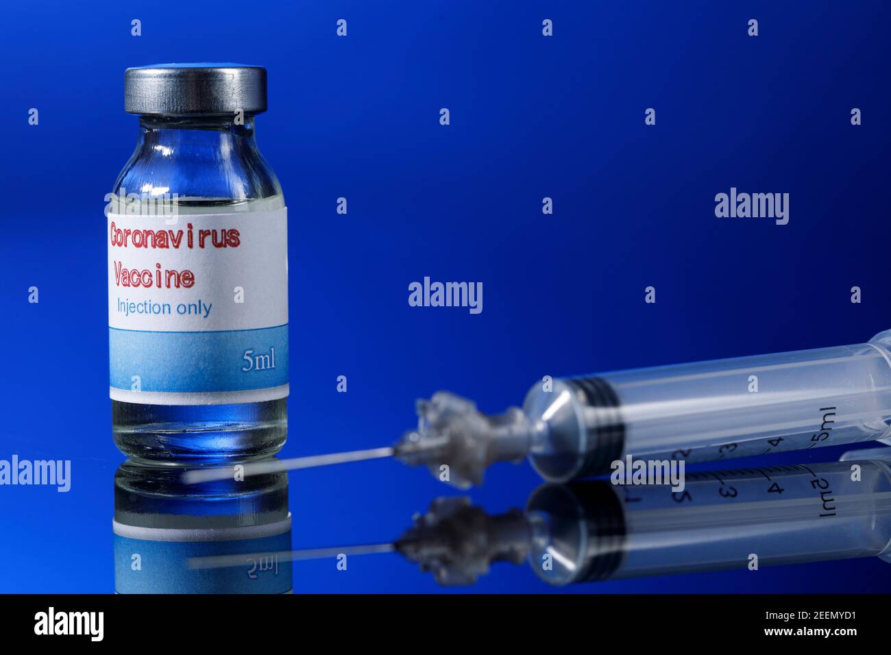 Flacone di vaccino contro il coronavirus con Siringa, isolati su sfondo colorato Stock Photo