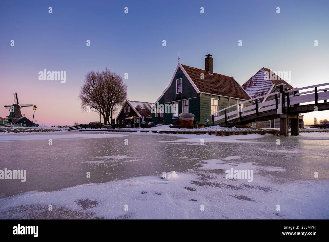 zaanse-schans-windmill-village-during-winter-with-snowy-landscape-snow