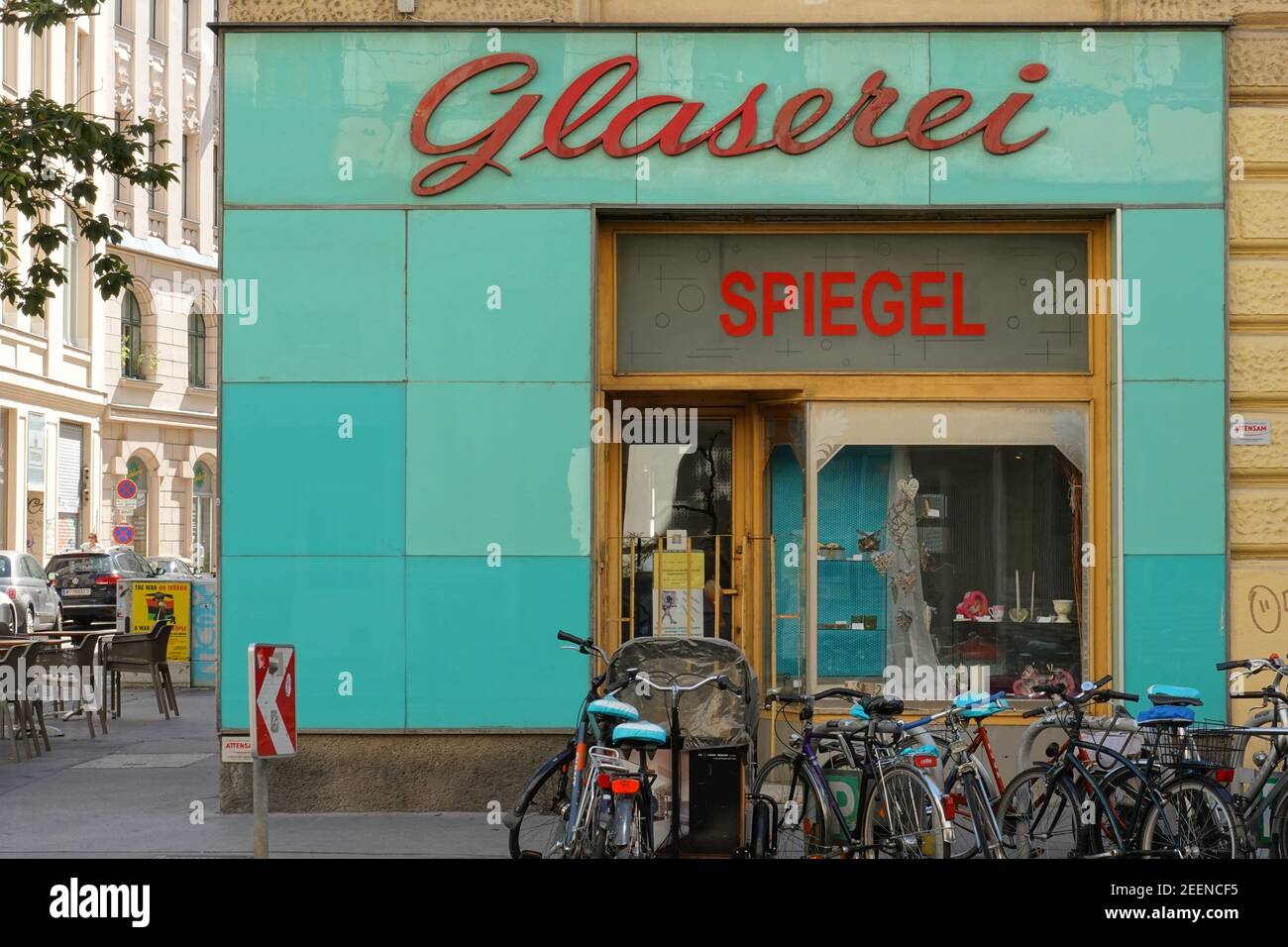 Page 6 - Vienna Shop Front High Resolution Stock Photography and Images -  Alamy