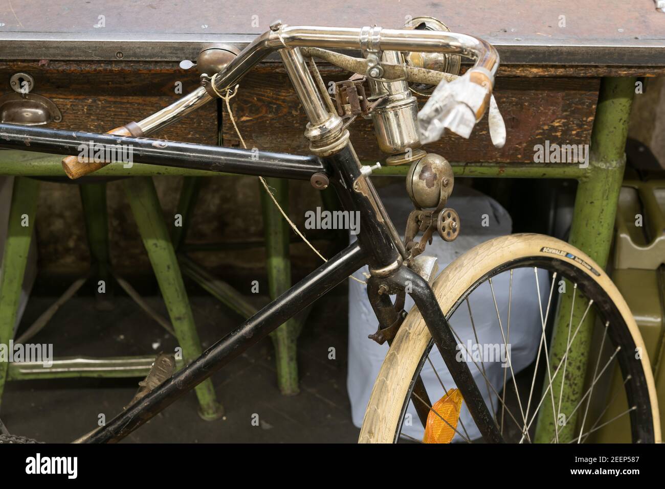 Wien, Fahrradgeschäft 'Rih', Praterstraße 48, historisches Waffenrad Stock  Photo - Alamy