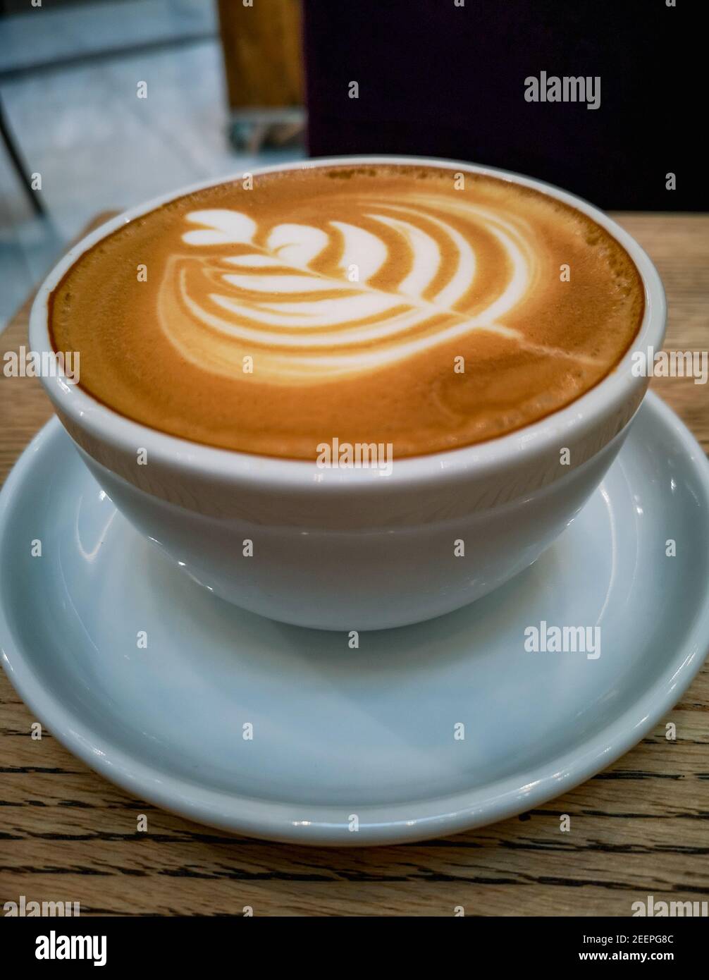 Il latte in un pentolino sul fornello Foto stock - Alamy