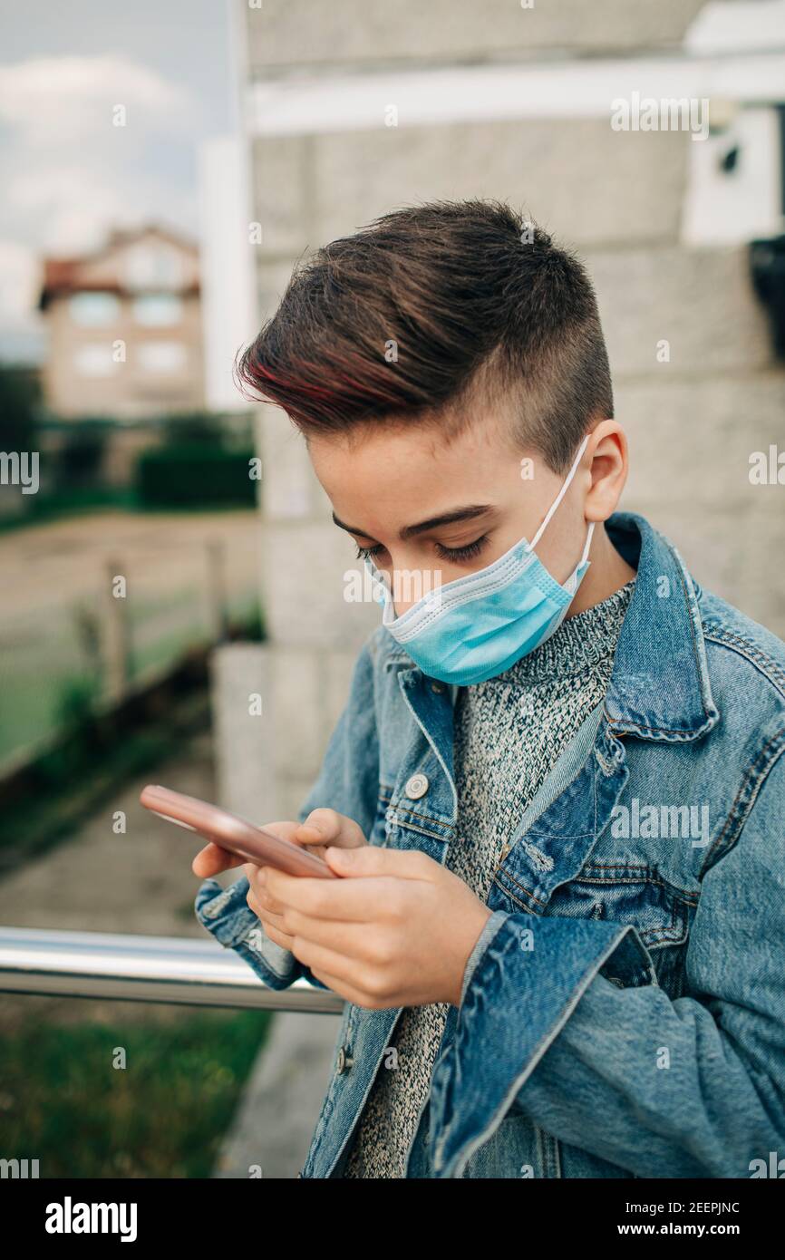 Profile of teen boy hi-res stock photography and images - Alamy