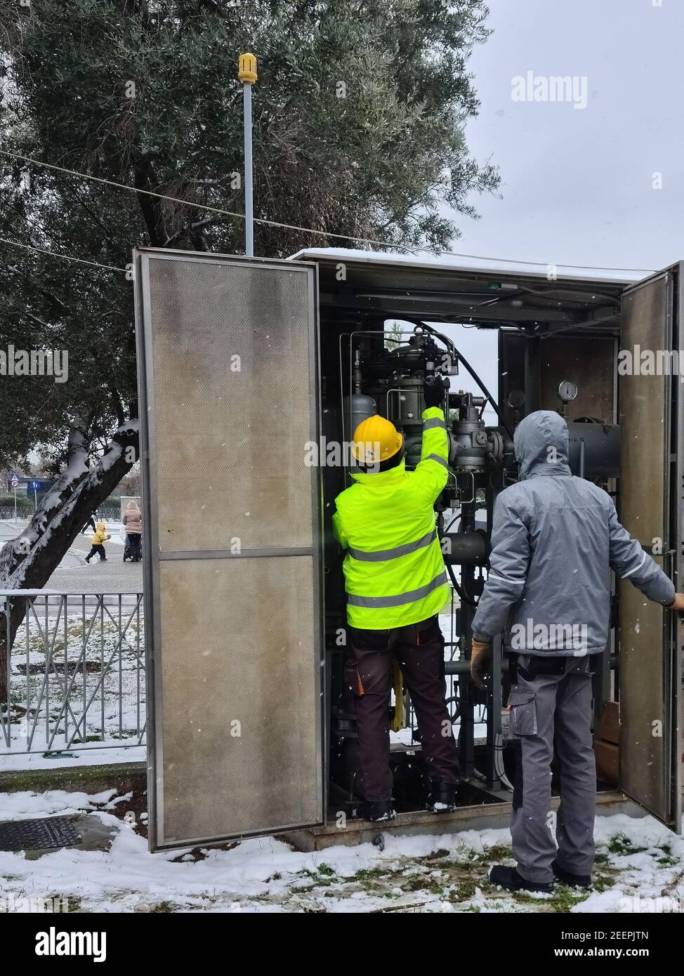 Gas Technician Snow Hi res Stock Photography And Images Alamy gas-technician-snow-hi-res-stock-photography-and-images-alamy