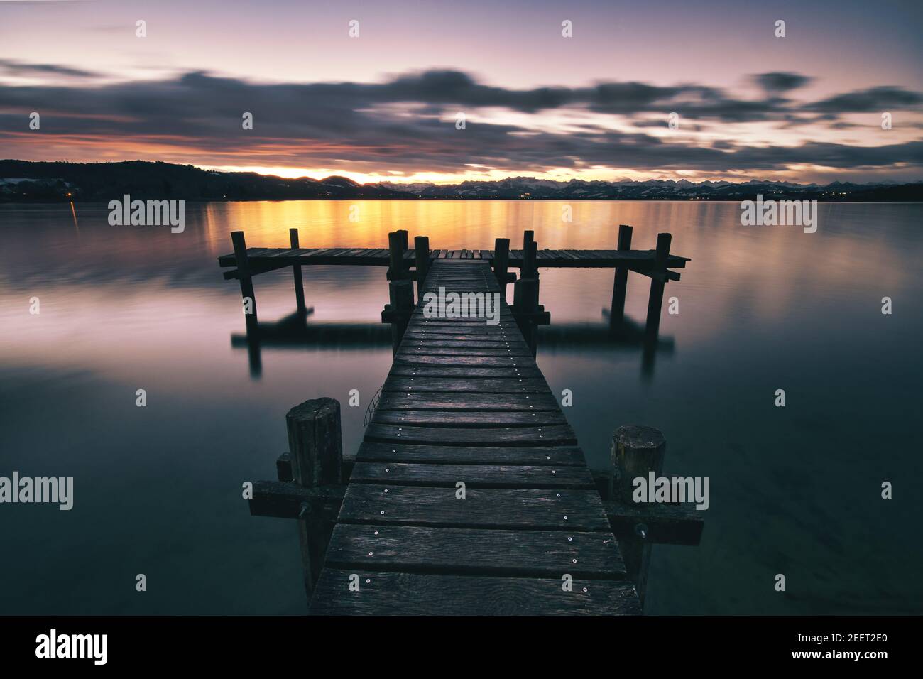 Sonnenaufgang über dem Steg vom Pfäffikersee im Zürioberland. Stock Photo