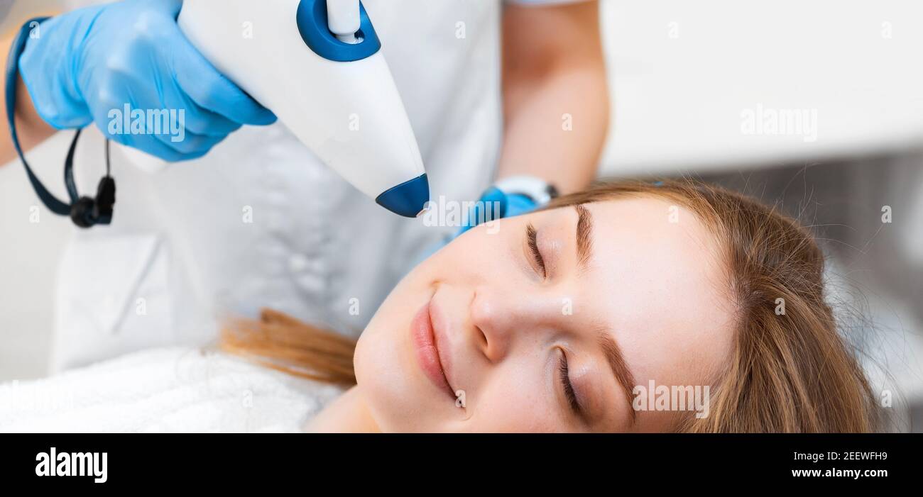 Skin tightening and rejuvenation cool lifting procedure with a non-injection carbon dioxide gun. Cosmetology concept banner. Stock Photo