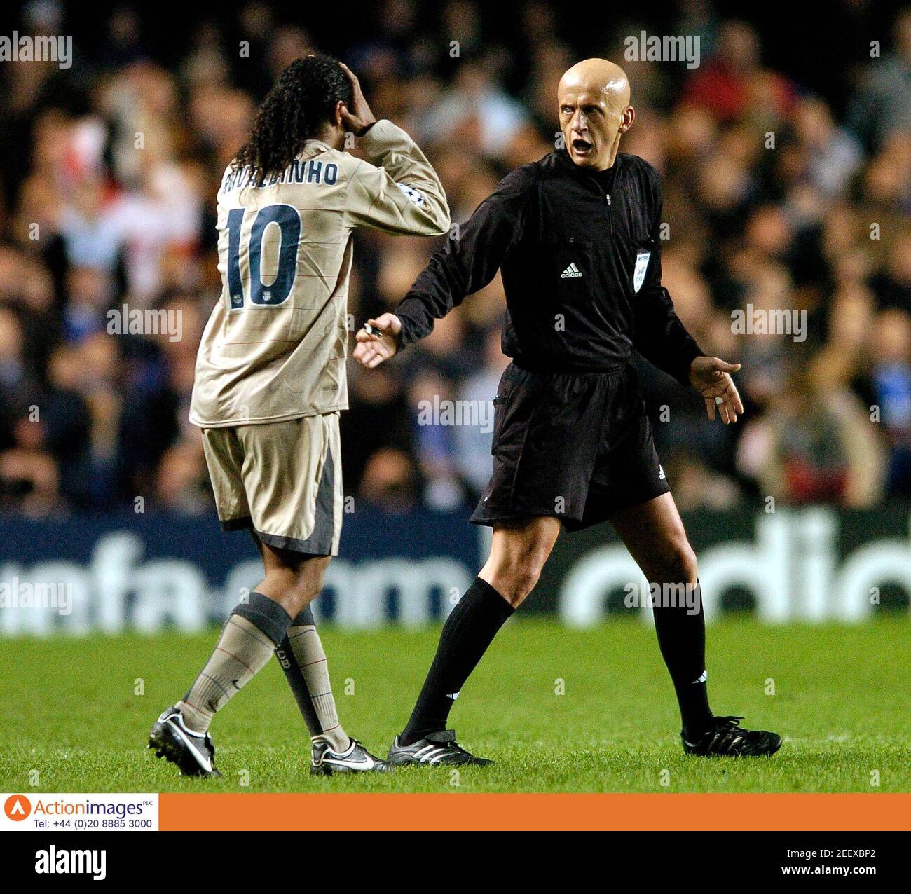 Football Chelsea V Fc Barcelona Uefa Champions League Second Round Second Leg Stamford Bridge 8 3 05 Barcelona S Ronaldinho Argues With Referee Pierluigi Collina After Chelsea Score The Winning Goal Mandatory