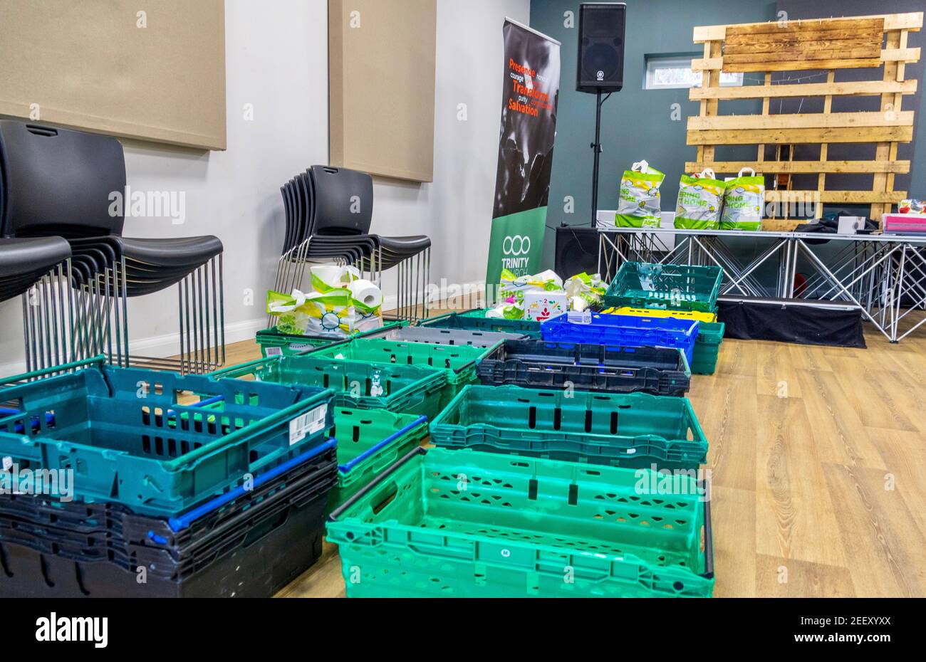 Empty food bank crate hi-res stock photography and images - Alamy