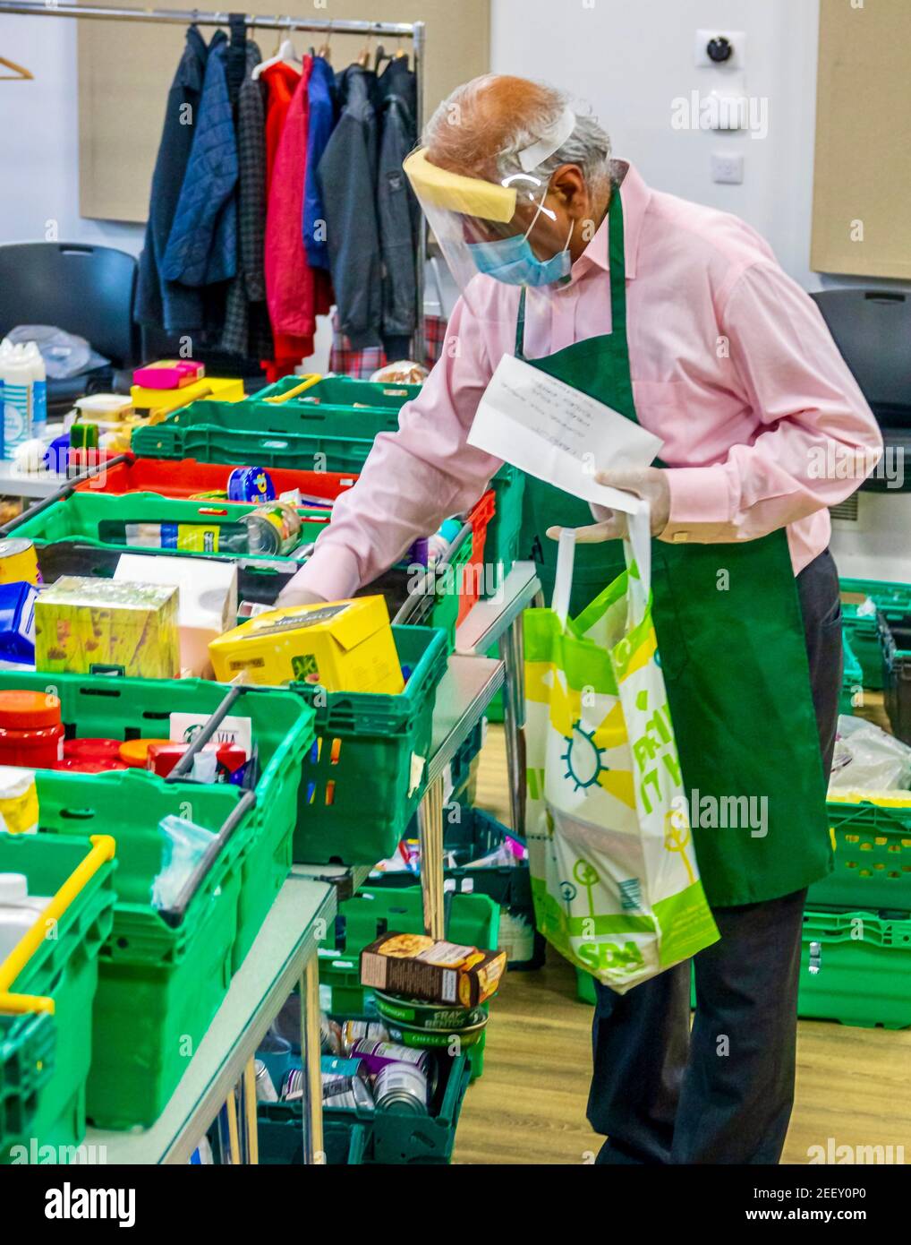 Food bank trussell trust volunteer hi-res stock photography and images ...