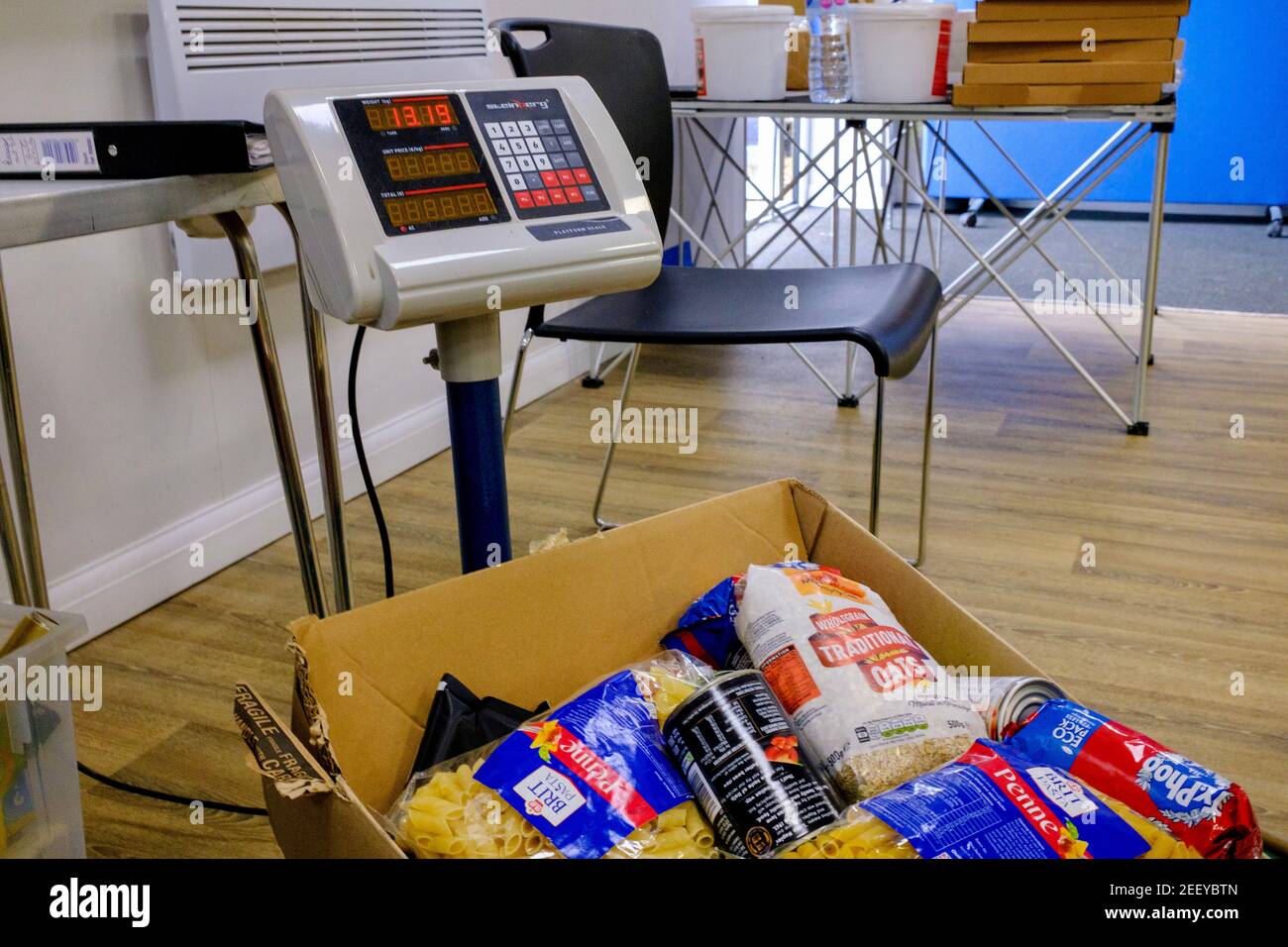 Delivery weight scale boxes hi-res stock photography and images - Alamy