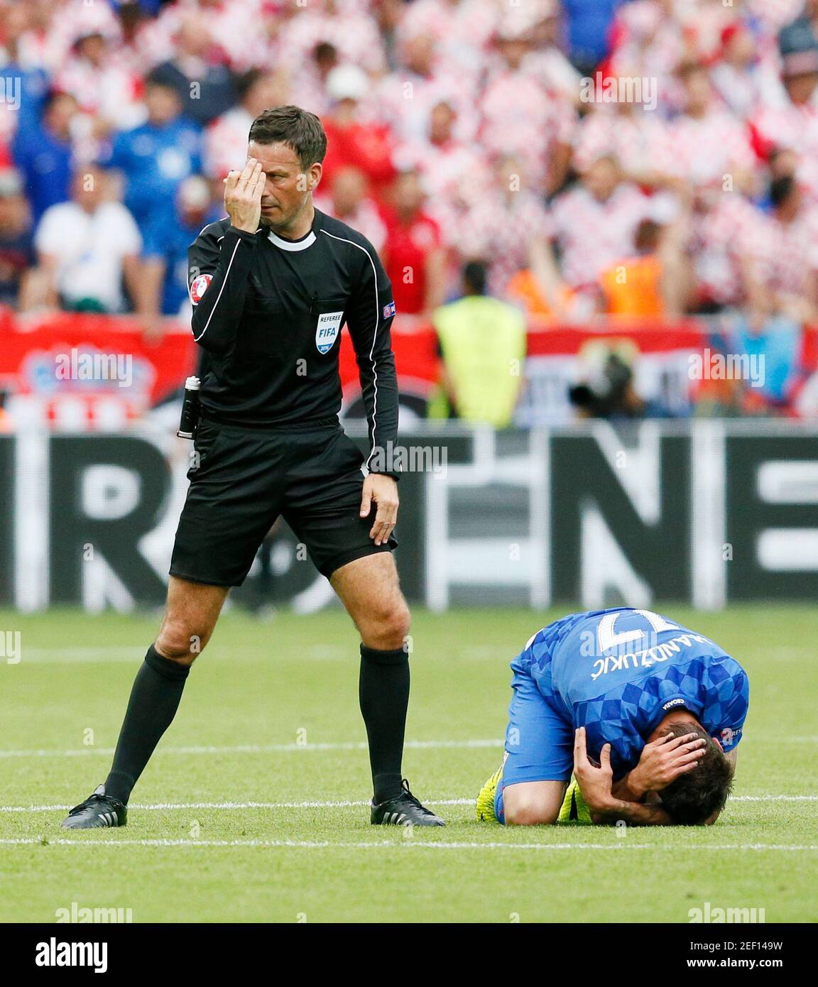 Football Soccer Czech Republic V Croatia Euro 16 Group D Stade Geoffroy Guichard Saint Etienne France 17 6 16 Croatia S Mario Mandzukic Is Down After Sustaining A Injury As Referee Mark Football Soccer Czech Republic V Croatia Euro 16 Group D Stade Geoffroy Guichard Saint Etienne France 17 6 16 Croatia S Mario Mandzukic Is Down After Sustaining A Injury As Referee Mark
