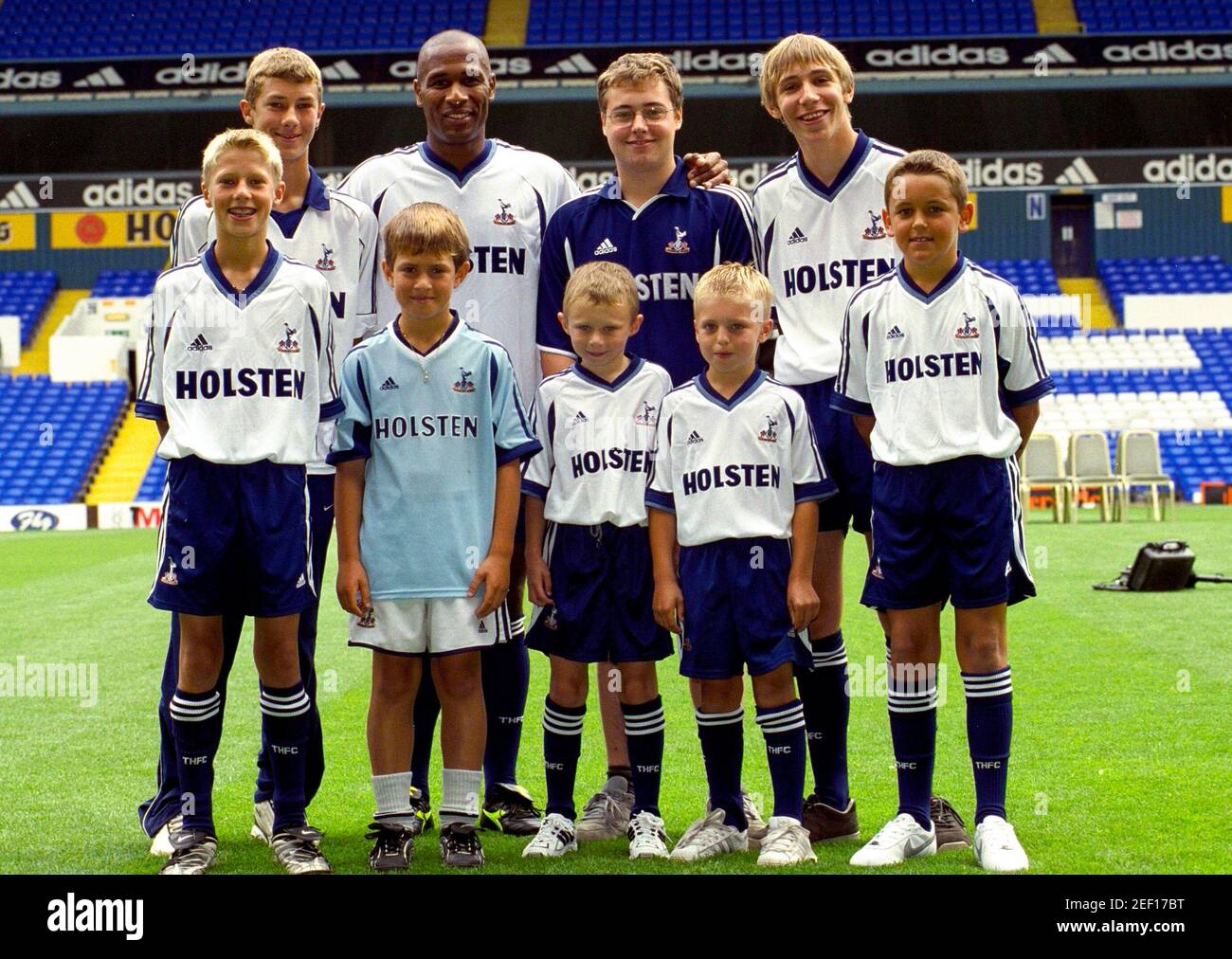 Football Tottenham Hotspur Photocall 2001 02 Tottenham S Les Ferdinand With Kids Mandatory Credit Action Images Stock Photo Alamy