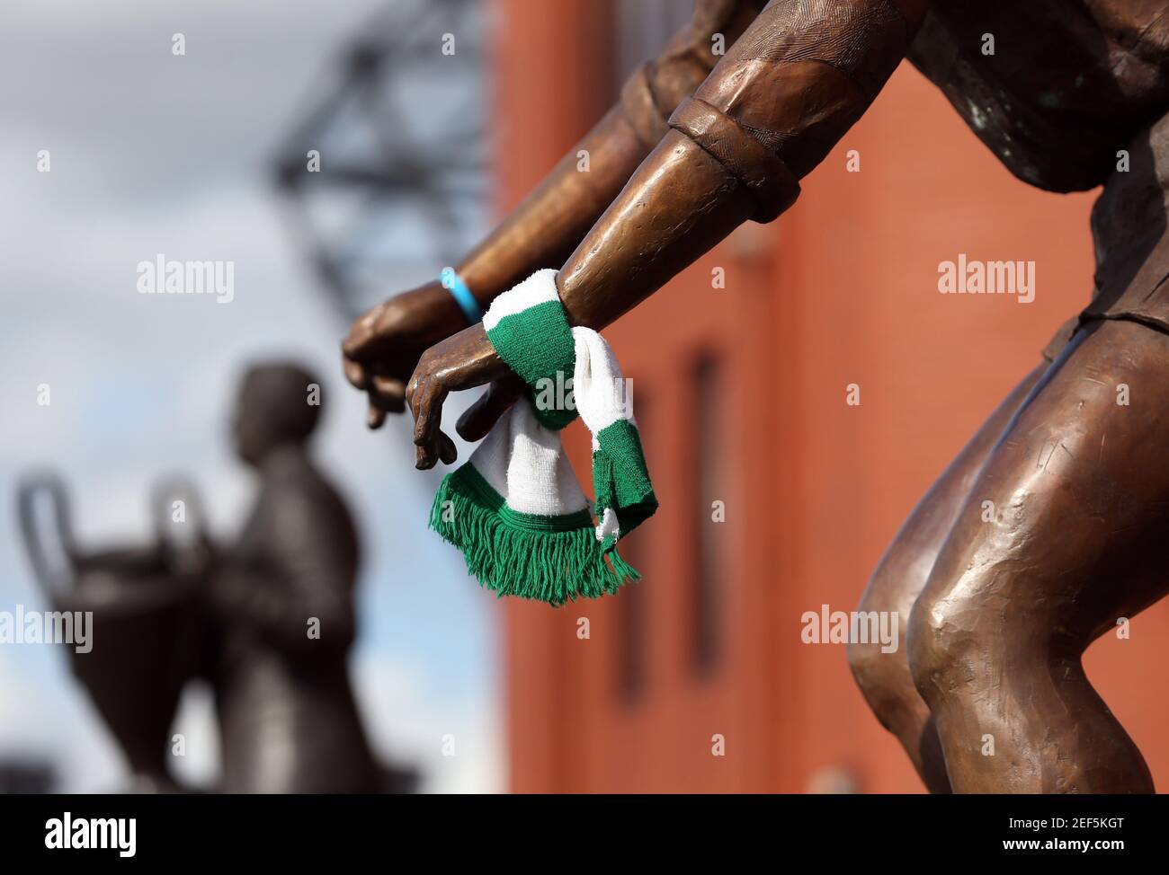 Statue jimmy johnstone outside celtic park hires stock photography and