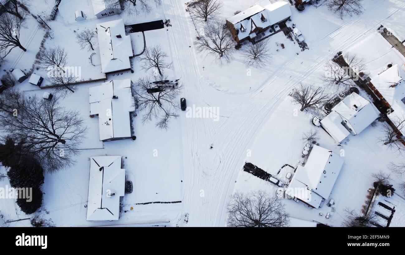 Dayton, United States. 16th Feb, 2021. (EDITORS NOTE: Image taken with drone)A view of a snow covered neighbourhood in Dayton. Winter Storm Uri leaves over six inches of snow in more than 25 states across the United States. Credit: SOPA Images Limited/Alamy Live News Stock Photo