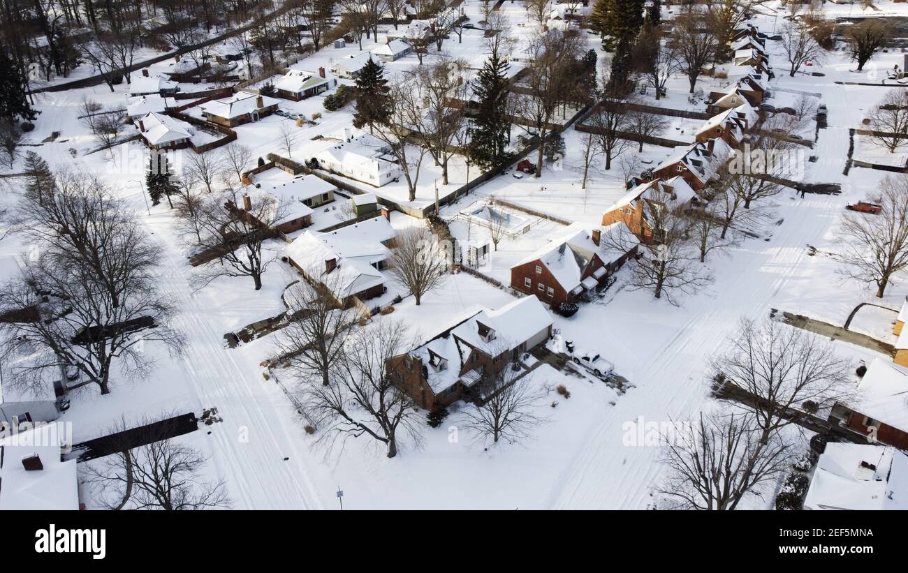 Dayton, United States. 16th Feb, 2021. (EDITORS NOTE: Image taken with drone)A view of a snow covered neighbourhood in Dayton. Winter Storm Uri leaves over six inches of snow in more than 25 states across the United States. Credit: SOPA Images Limited/Alamy Live News Stock Photo