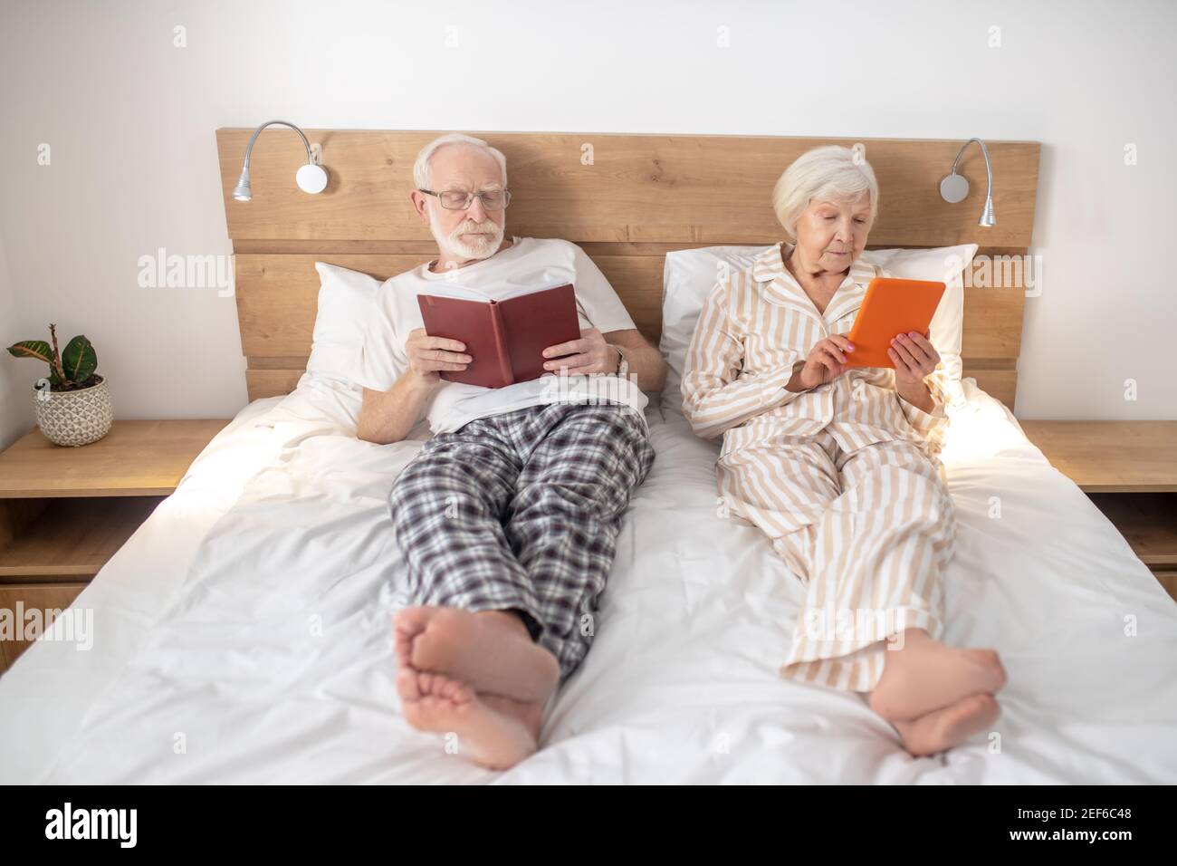 Married couple lying in bed hi-res stock photography and images - Alamy