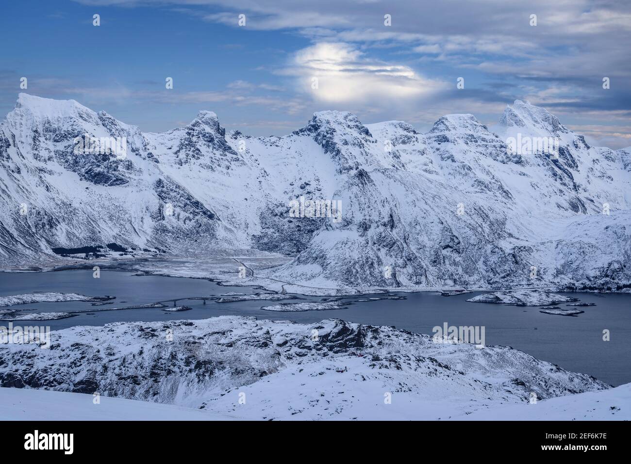 Winter views from Ryten summit (Lofoten, Norway) ESP: Vistas invernales desde la cima del Ryten (Lofoten, Noruega) Stock Photo