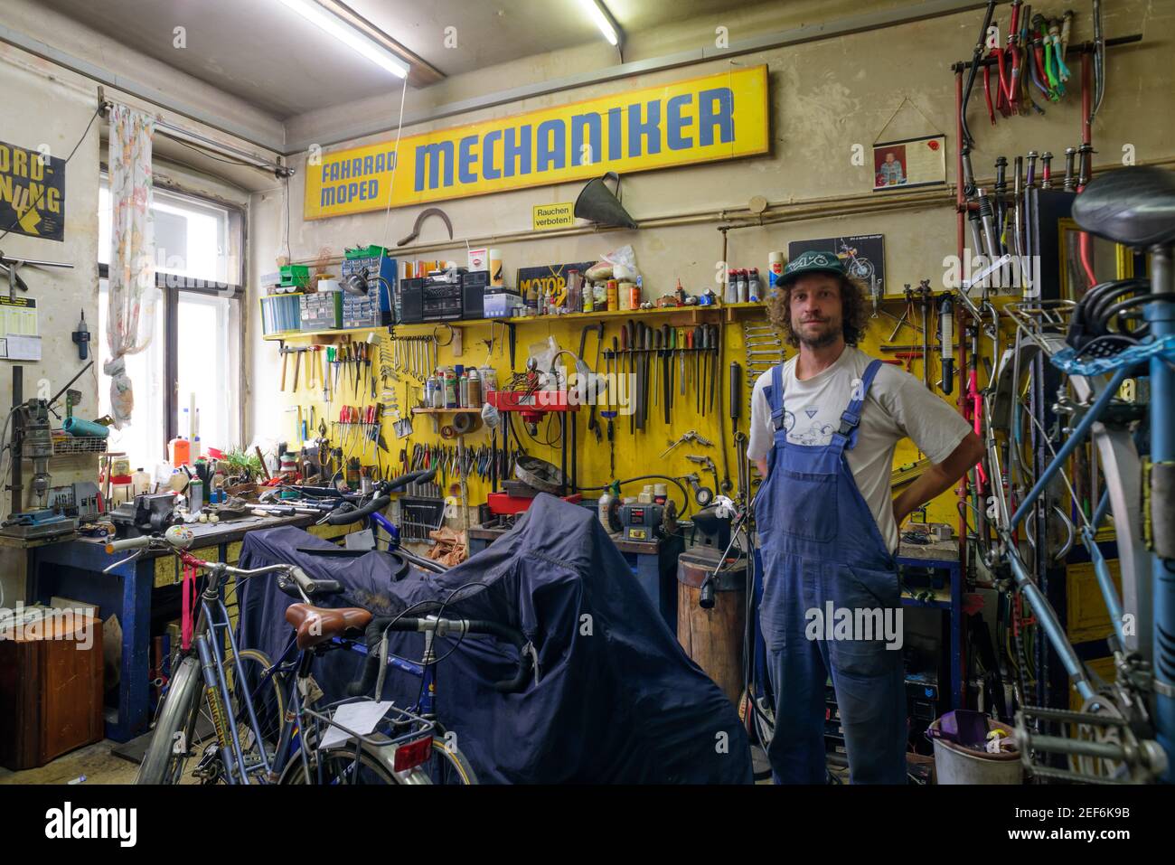 Wien 16., Degengasse, Fahrrad- und Mopedmechaniker Brunner, Eigentümer Klemens Schachinger Stock Photo
