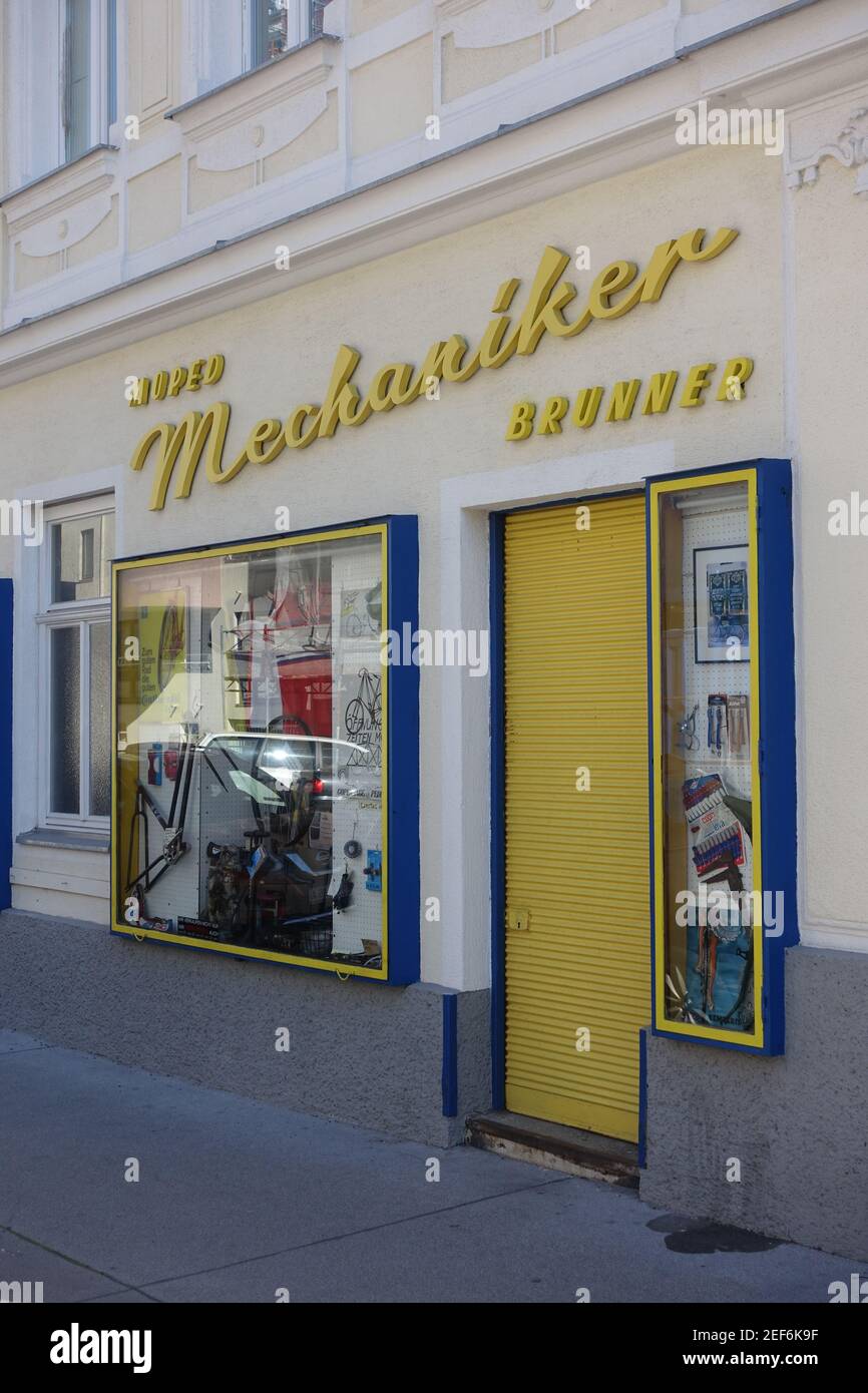 Wien 16., Degengasse, Fahrrad- und Mopedmechaniker Brunner Stock Photo