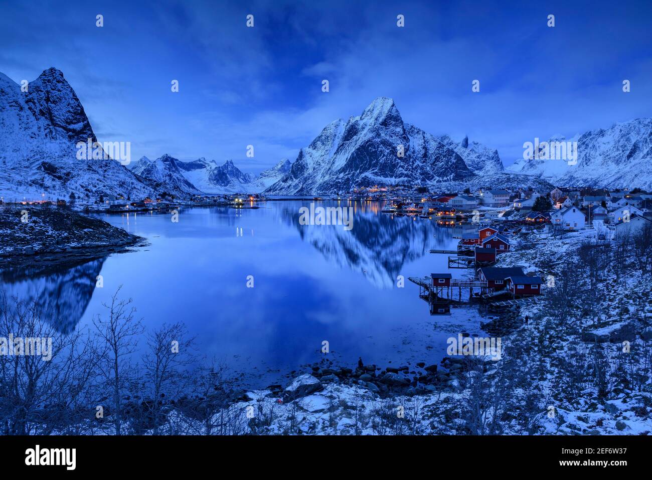 Paisaje invernal del lago hi-res stock photography and images - Alamy