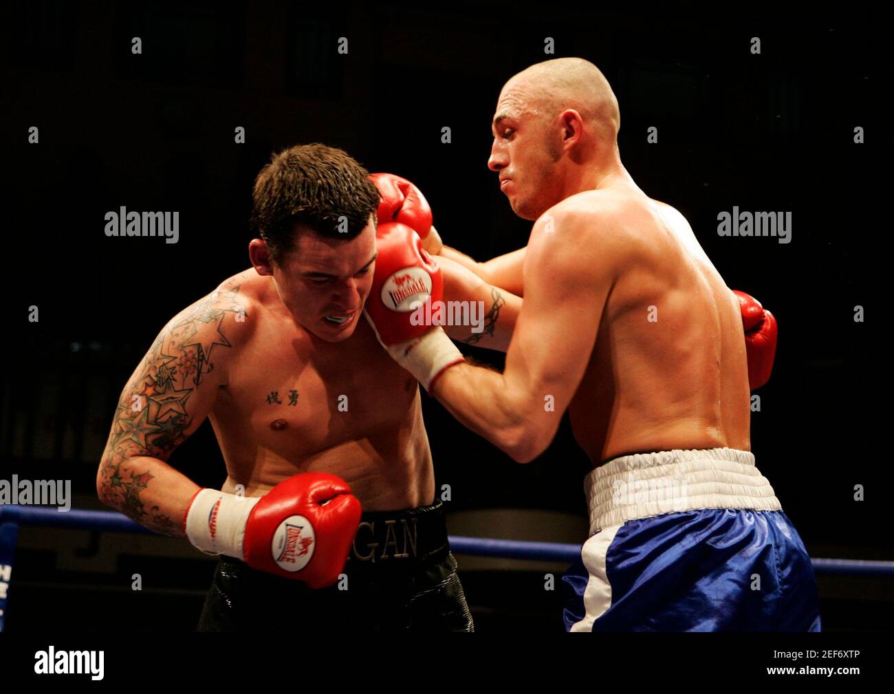 Boxing - Michael Banbula v Victor Smith - Cruiserweight - York Hall,  Bethnal Green - 4/4/08 Michael Banbula (R) beats Victor Smith Mandatory  Credit: Action Images / Steven Paston Stock Photo - Alamy