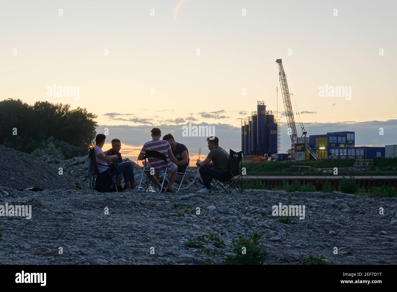 Wien, Alberner Hafen, Jugendliche machen Picknick // Vienna, River Danube, Albern Harbour, Some Boys doing Picnic Stock Photo