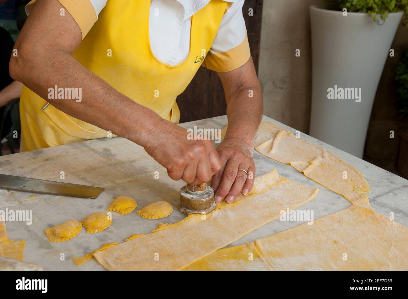 Europe, Italy, Tuscany, Arezzo, Ristorante Logge Vasari, Mrs. Gina Mugnai prepares the buffalo and asparagus tortelli in the middle of the guests Stock Photo