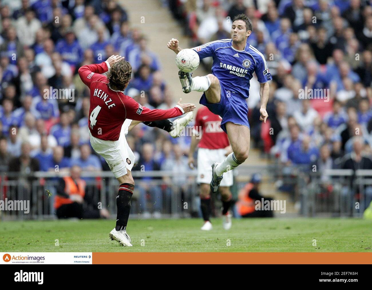 Football - Chelsea v Manchester United FA Cup Final - Wembley Stadium -  19/5/07 Gabriel Heinze - Manchester United in action against Frank Lampard  - Chelsea Mandatory Credit: Action Images / John Sibley Livepic Stock Photo  - Alamy