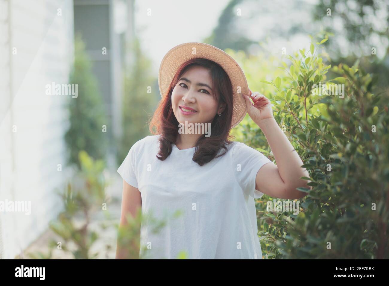 Pretty girl wearing straw hat hi-res stock photography and images - Alamy