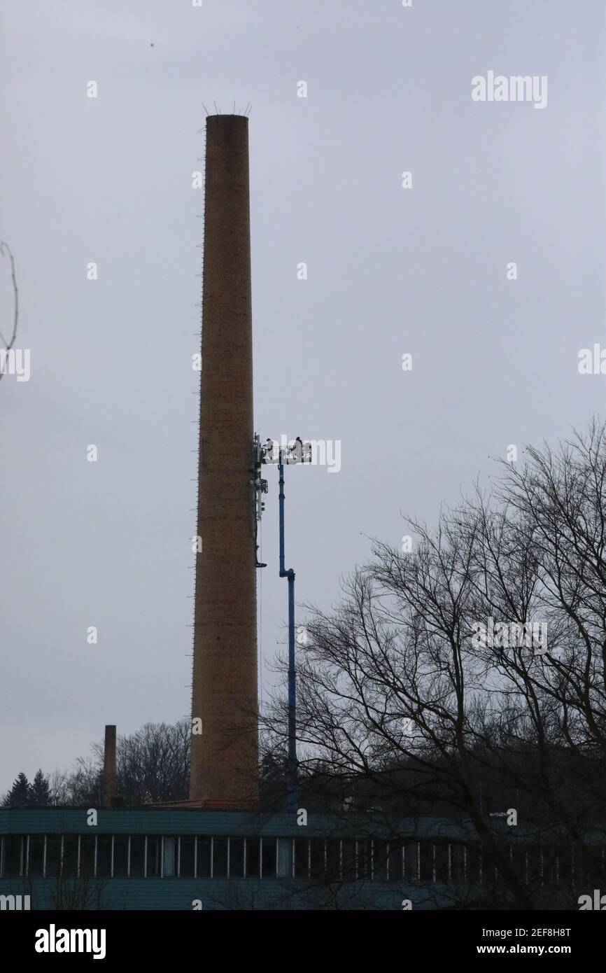 an einem alten Industrieschornstein werden Mobilfunkantennen installiert. Görlitz, 17.2.2021 Stock Photo