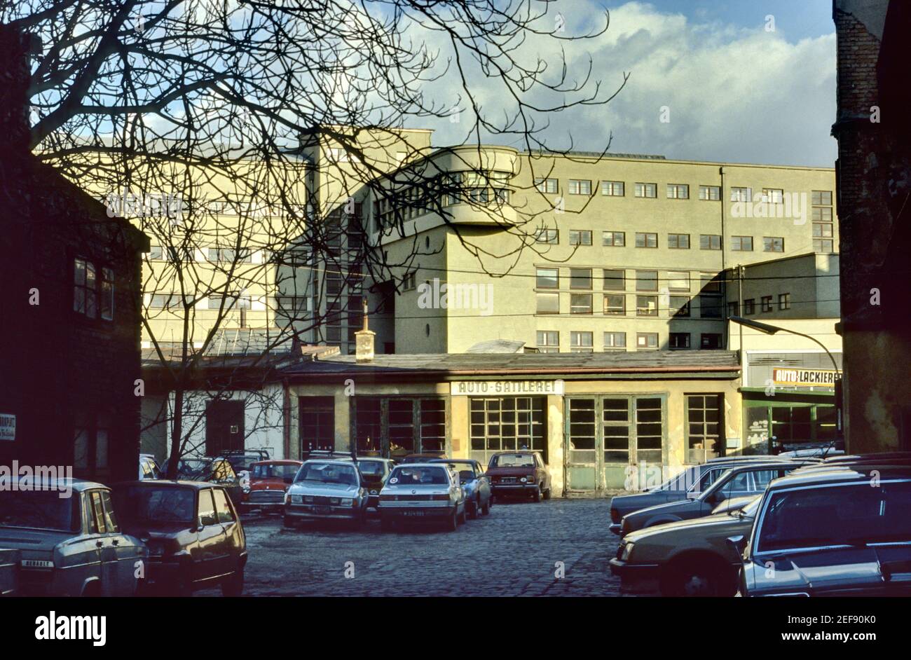 Wien, ehemalige Autowerkstatt Columbusplatz um 1980 Stock Photo