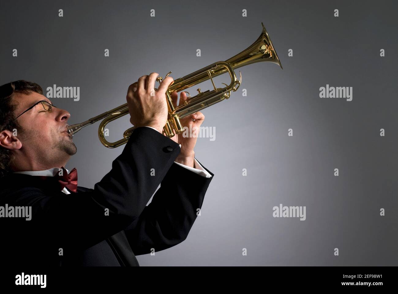 играющий на трубе. тромбон музыкант. человек играет на тубе. музыкант играеттна трубе. трумпет.