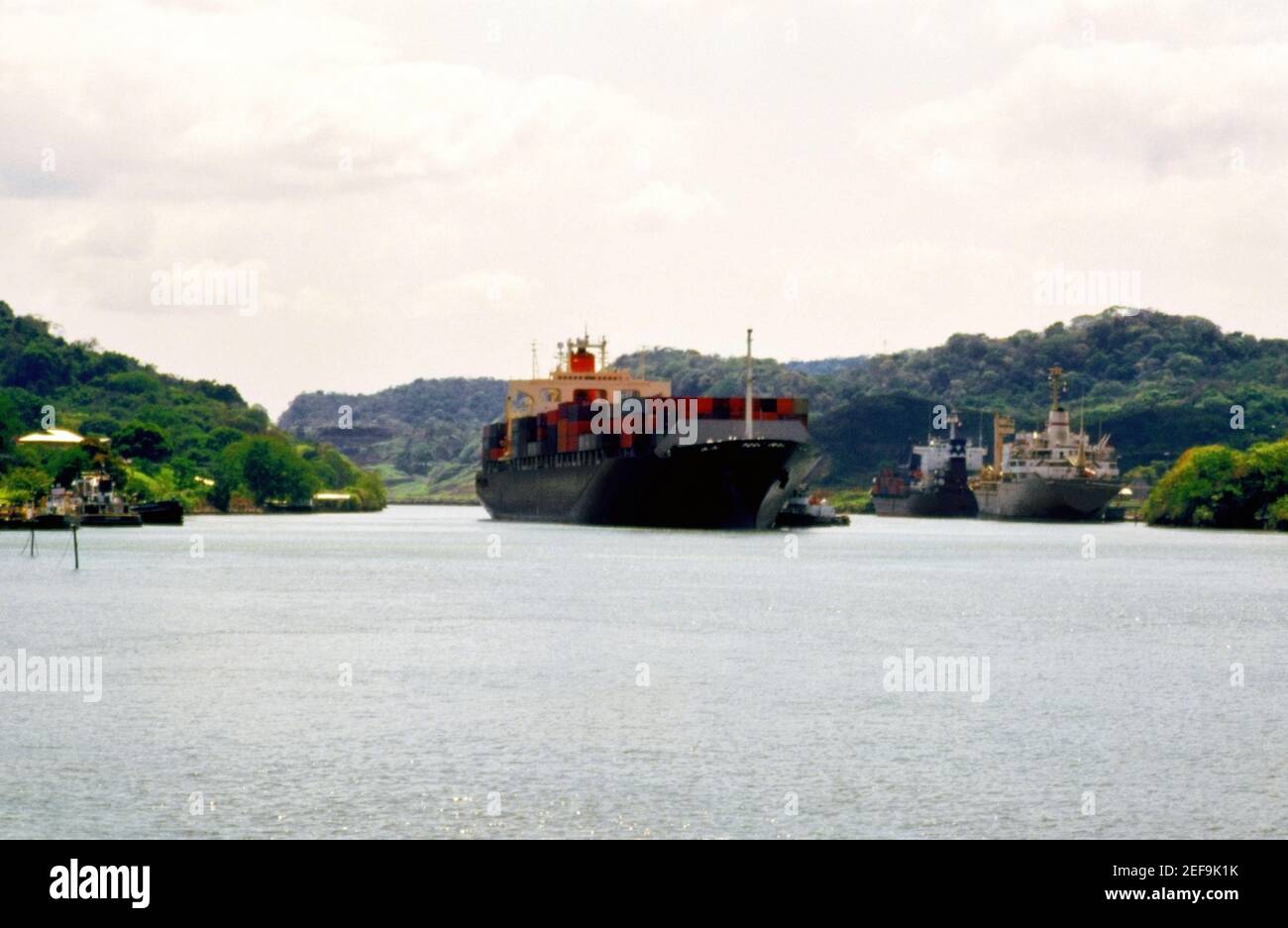 Mooring of a container ship hi-res stock photography and images - Alamy