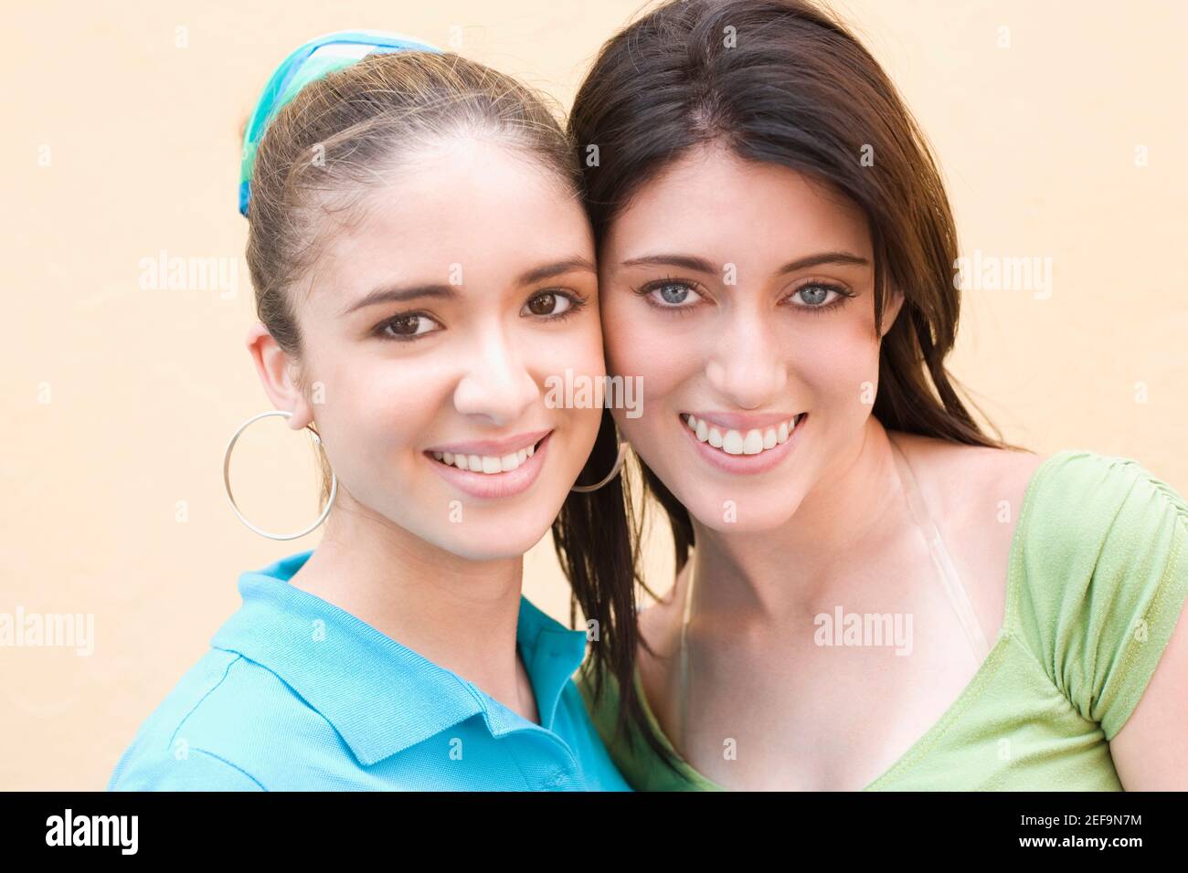 Portrait of two teenage girls smiling Stock Photo - Alamy