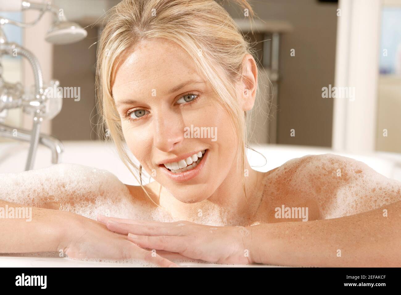 Woman in a bathtub hi-res stock photography and images - Alamy