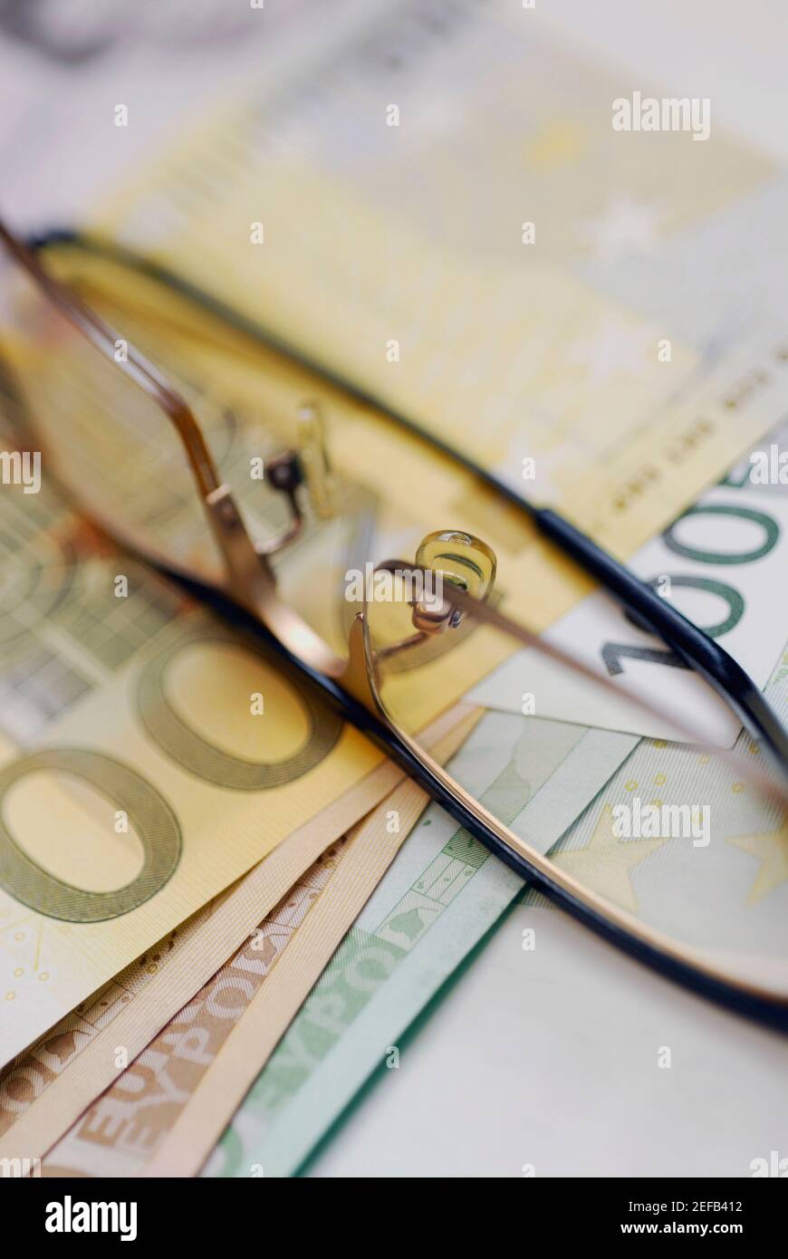 Close up of eyeglasses on an one hundred Euro banknote Stock Photo - Alamy
