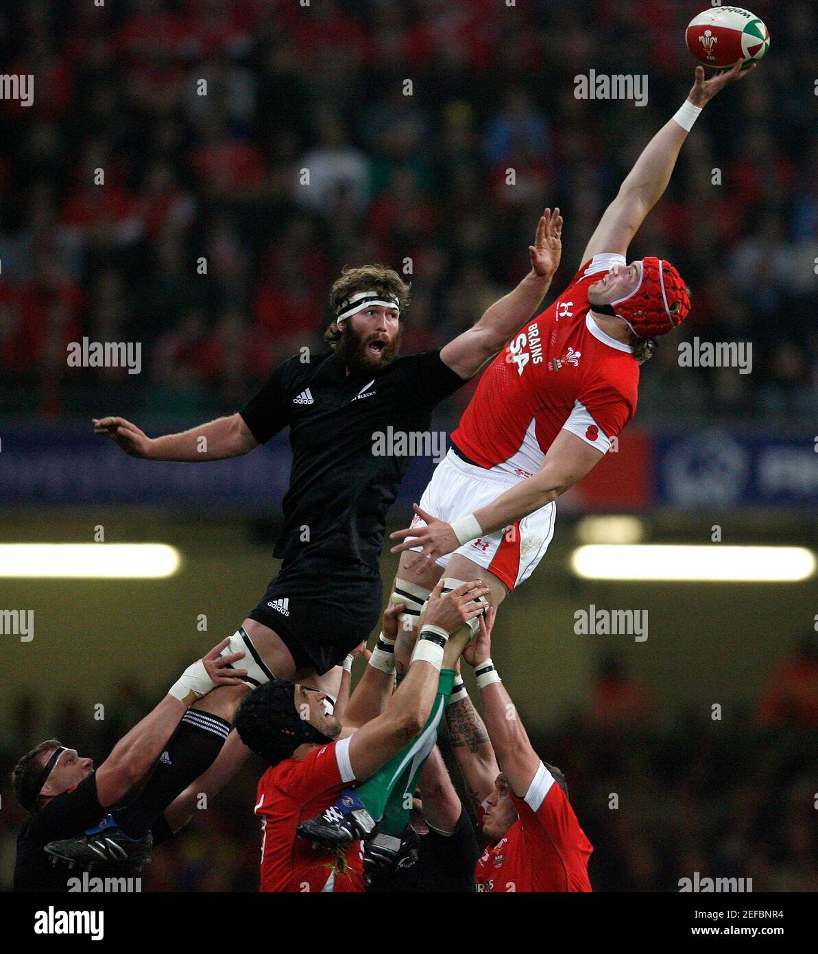 Rugby Union Wales V New Zealand Invesco Perpetual Series 2009 Millennium Stadium Cardiff Wales 09 10 7 11 09 Wales Alun Wyn Jones R Wins The Line Out Against New Zealand S