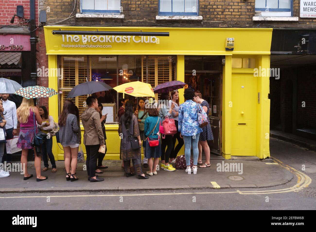 People queuing for The Breakfast Club cafe, a trendy eatery, 33 D'Arblay Street, London, UK.  5 Jul 2014 Stock Photo
